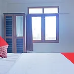 Oyo 92966 Villa Bukit Awan