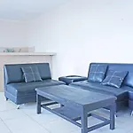 Oyo 92966 Villa Bukit Awan