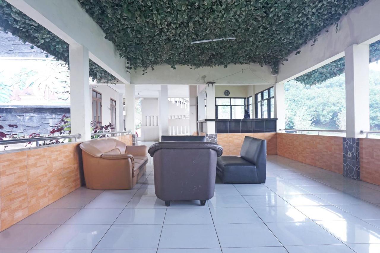 Oyo 92966 Bukit Awan Hotel 2*