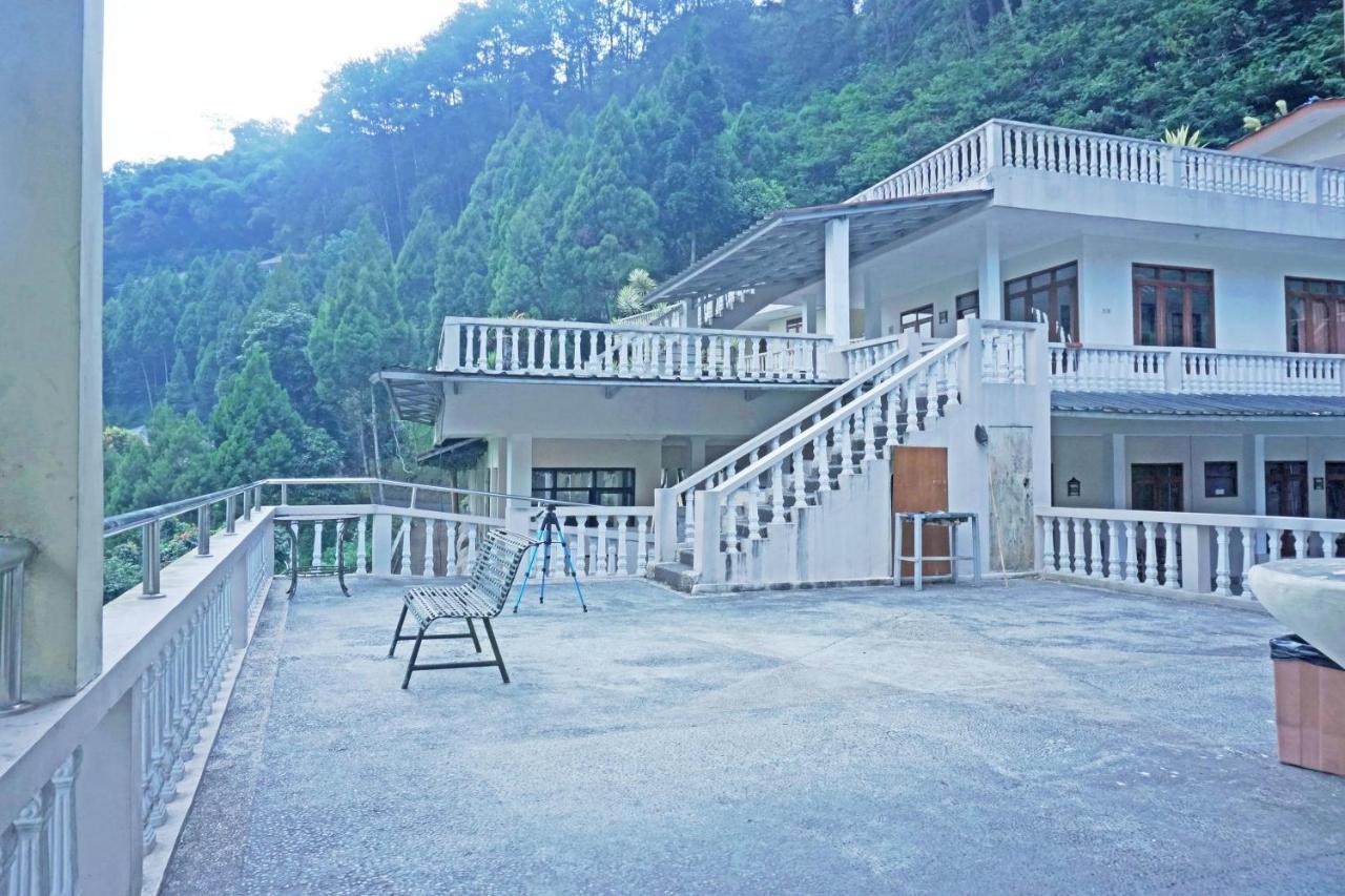 Oyo 92966 Bukit Awan 2*